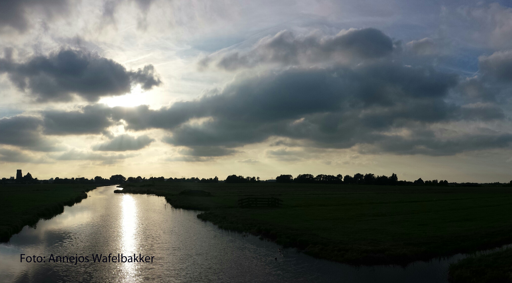 Wolken en ondergaande zon Foto AW